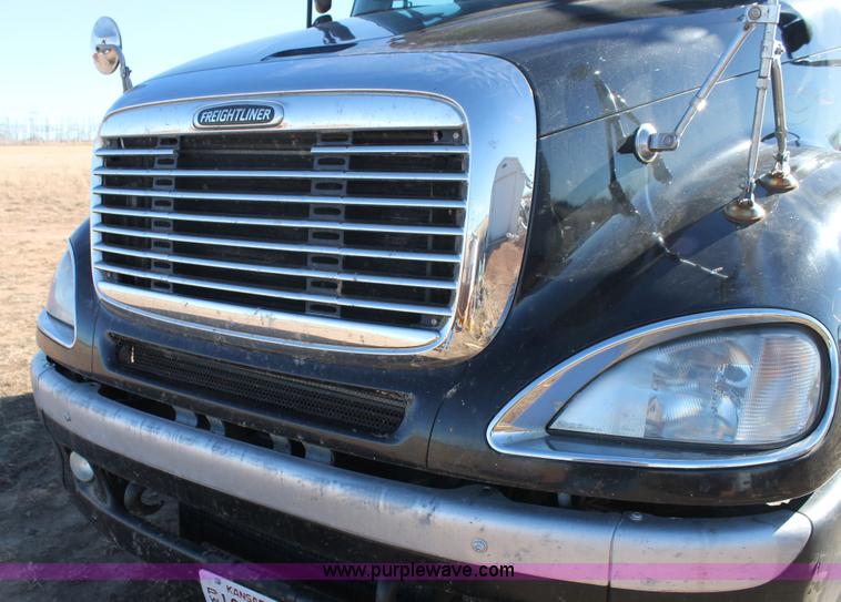 image for item C3612 2004 Freightliner Columbia semi truck