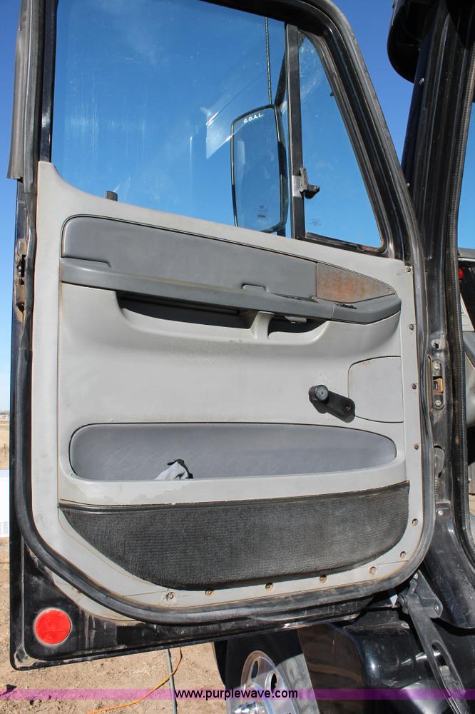 image for item C3612 2004 Freightliner Columbia semi truck