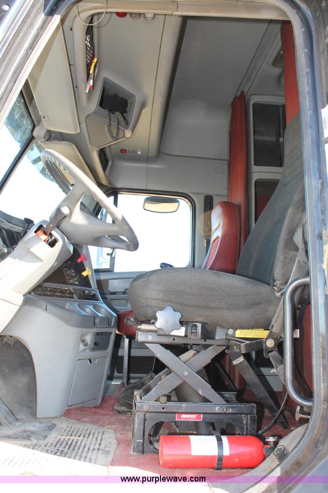 image for item C3612 2004 Freightliner Columbia semi truck