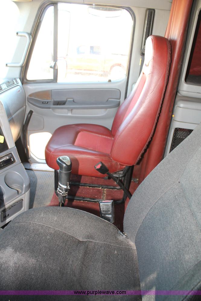 image for item C3612 2004 Freightliner Columbia semi truck