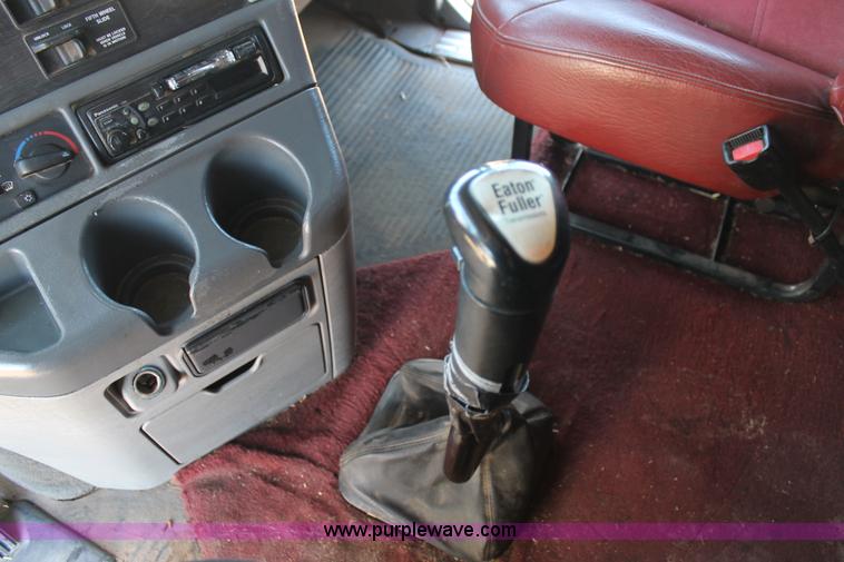 image for item C3612 2004 Freightliner Columbia semi truck