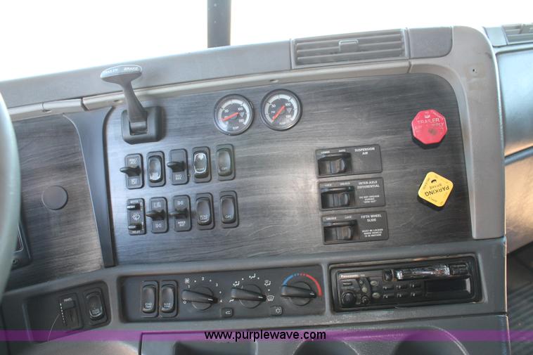image for item C3612 2004 Freightliner Columbia semi truck