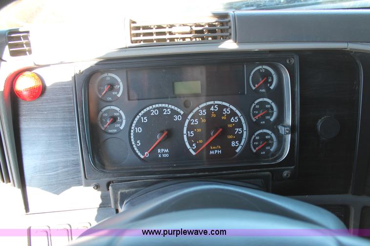 image for item C3612 2004 Freightliner Columbia semi truck