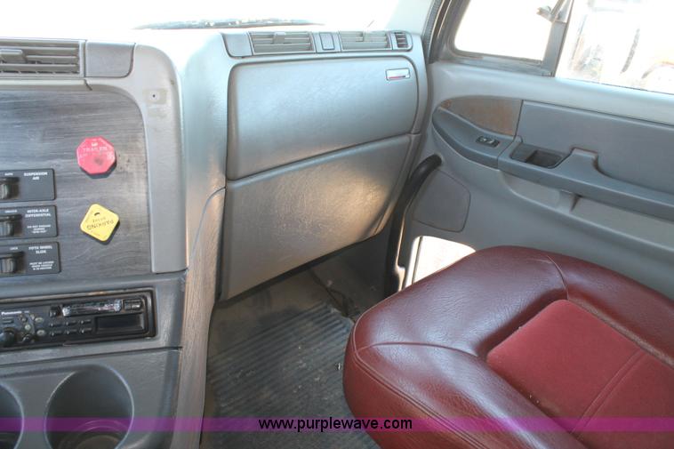 image for item C3612 2004 Freightliner Columbia semi truck