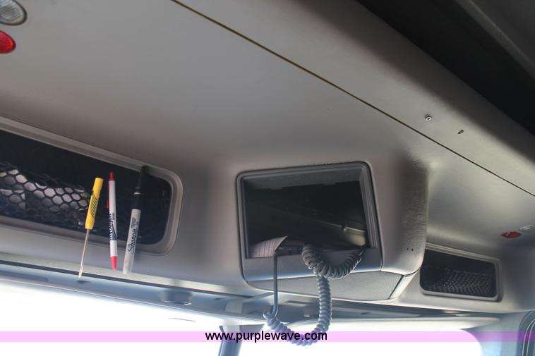 image for item C3612 2004 Freightliner Columbia semi truck