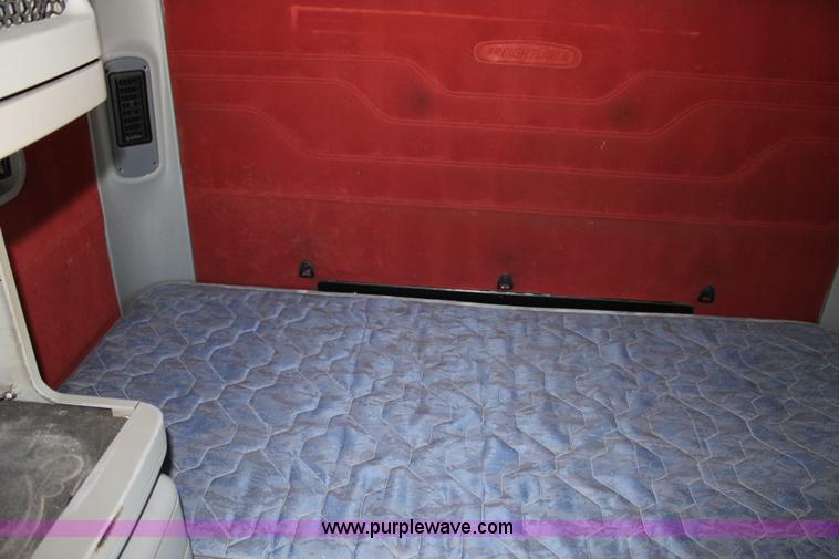 image for item C3612 2004 Freightliner Columbia semi truck