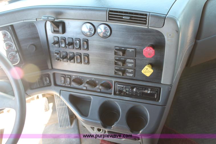 image for item C3612 2004 Freightliner Columbia semi truck