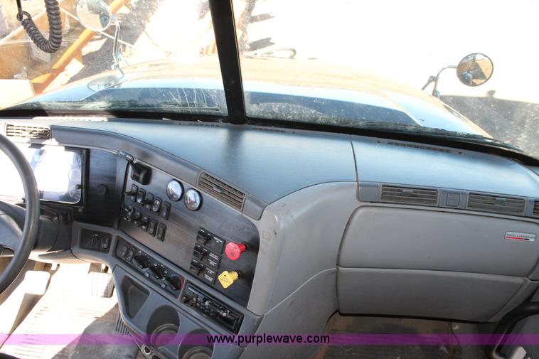 image for item C3612 2004 Freightliner Columbia semi truck