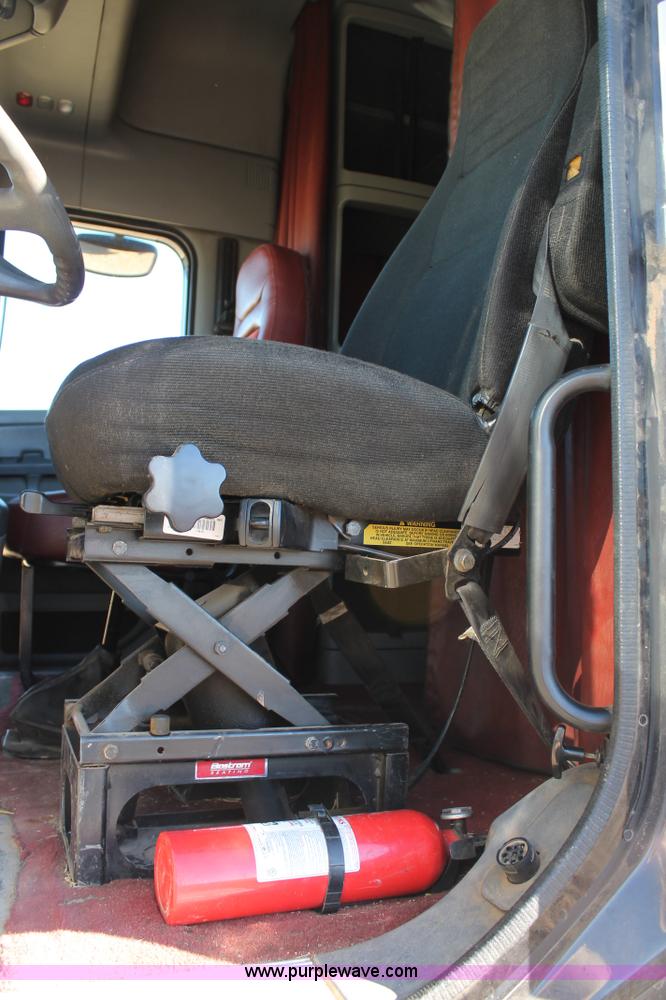 image for item C3612 2004 Freightliner Columbia semi truck