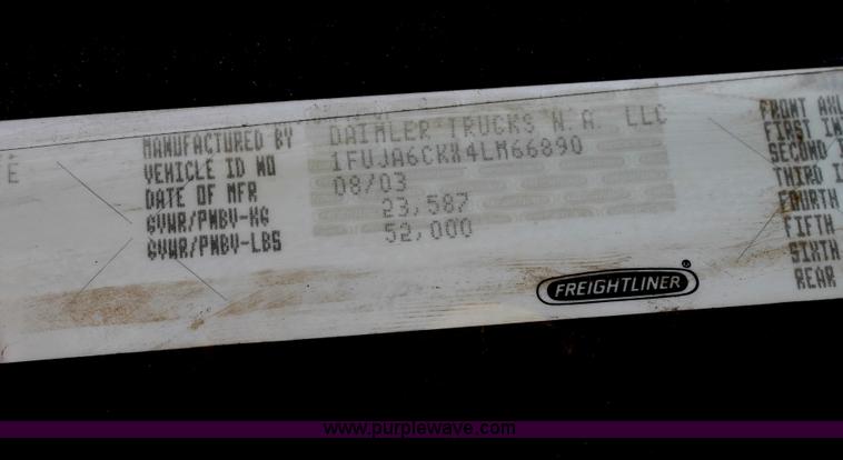 image for item C3612 2004 Freightliner Columbia semi truck