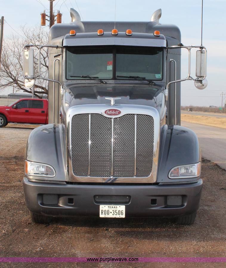 image for item C3639 2009 Peterbilt 386 semi truck