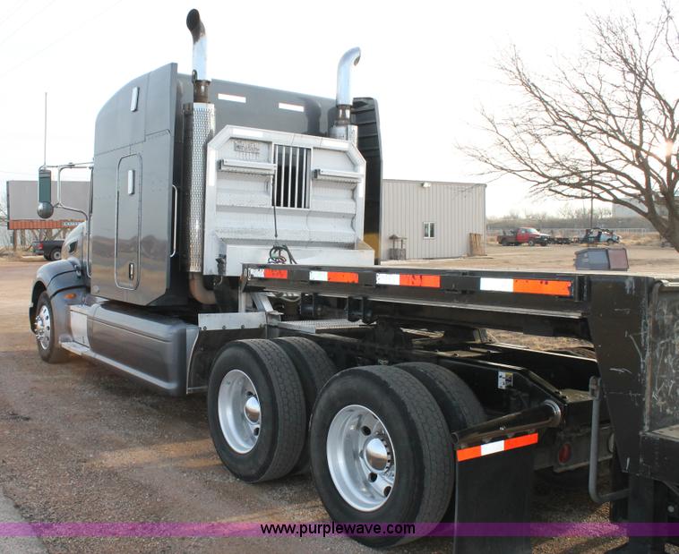 image for item C3639 2009 Peterbilt 386 semi truck