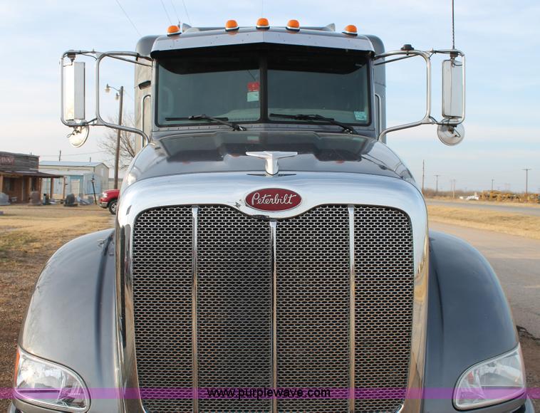image for item C3639 2009 Peterbilt 386 semi truck