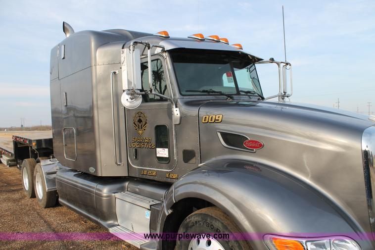 image for item C3639 2009 Peterbilt 386 semi truck