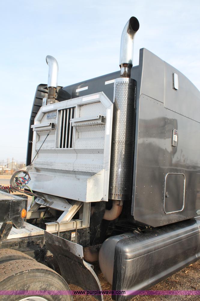 image for item C3639 2009 Peterbilt 386 semi truck