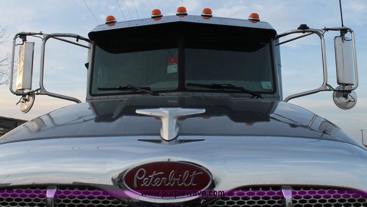 image for item C3639 2009 Peterbilt 386 semi truck