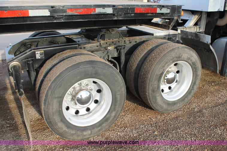 image for item C3639 2009 Peterbilt 386 semi truck