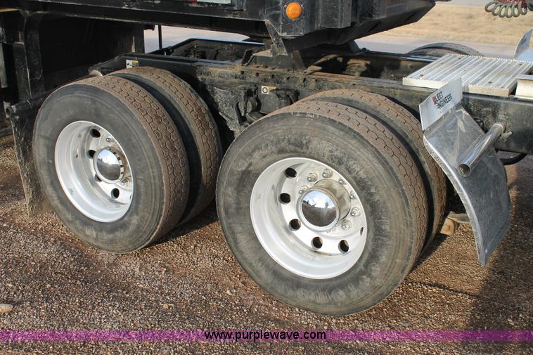 image for item C3639 2009 Peterbilt 386 semi truck