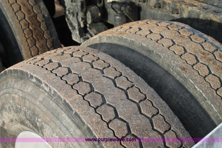 image for item C3639 2009 Peterbilt 386 semi truck