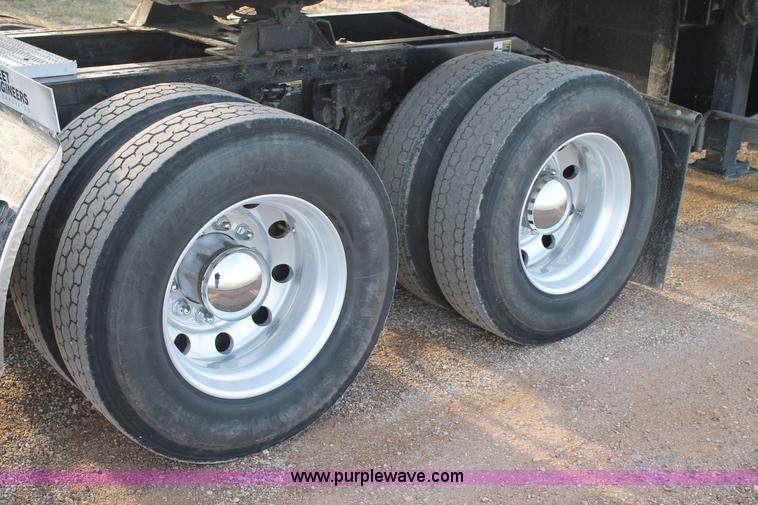 image for item C3639 2009 Peterbilt 386 semi truck