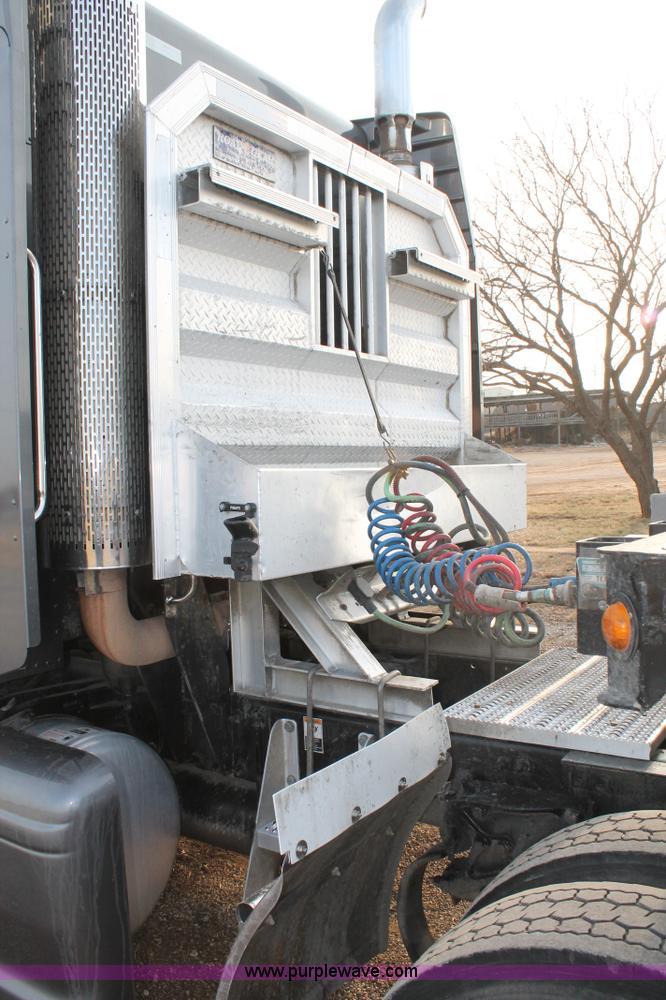 image for item C3639 2009 Peterbilt 386 semi truck