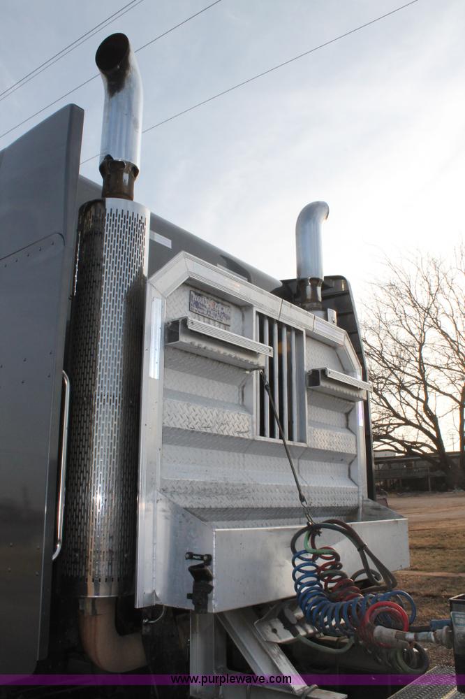 image for item C3639 2009 Peterbilt 386 semi truck