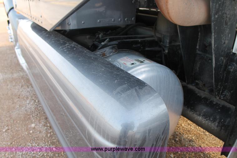 image for item C3639 2009 Peterbilt 386 semi truck