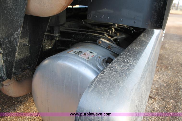 image for item C3639 2009 Peterbilt 386 semi truck