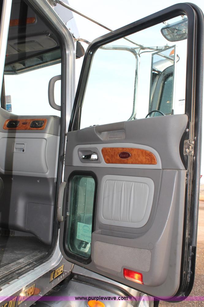 image for item C3639 2009 Peterbilt 386 semi truck