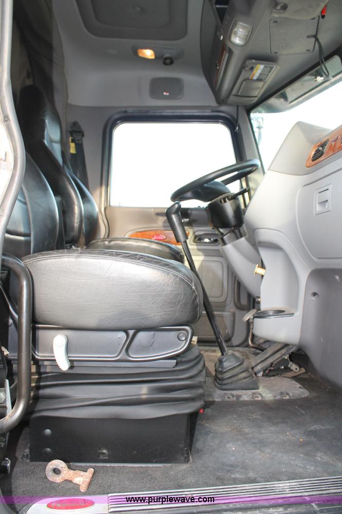 image for item C3639 2009 Peterbilt 386 semi truck