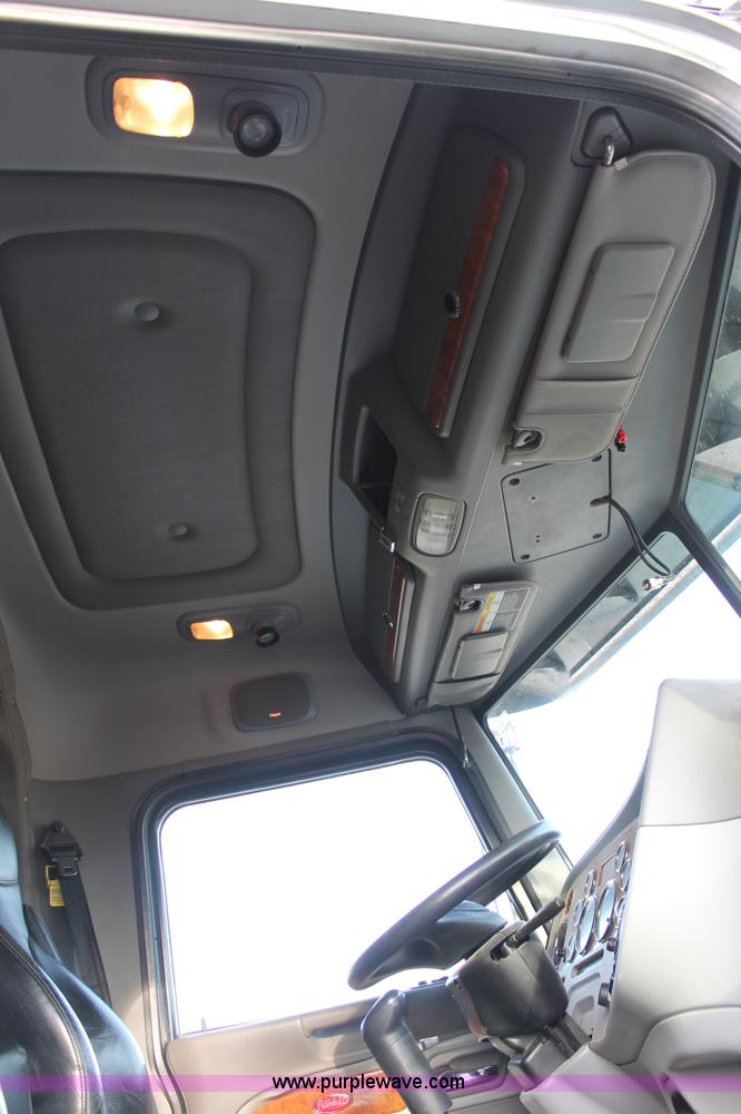 image for item C3639 2009 Peterbilt 386 semi truck