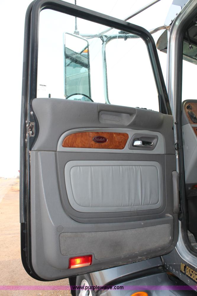 image for item C3639 2009 Peterbilt 386 semi truck