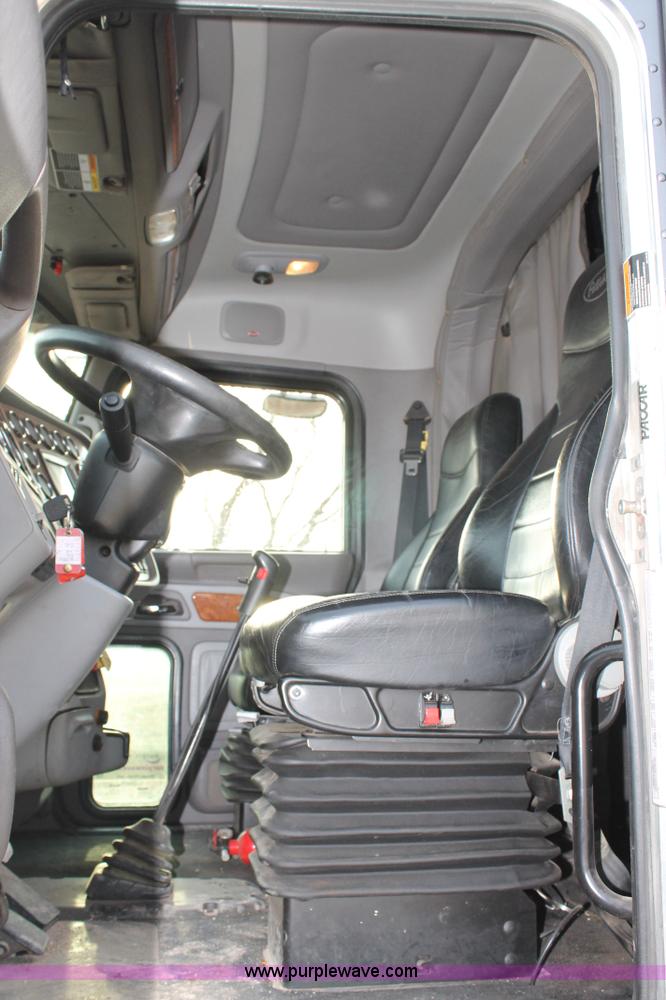 image for item C3639 2009 Peterbilt 386 semi truck