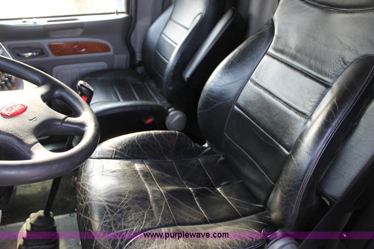 image for item C3639 2009 Peterbilt 386 semi truck