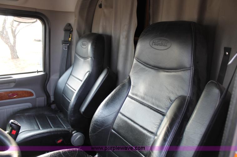 image for item C3639 2009 Peterbilt 386 semi truck