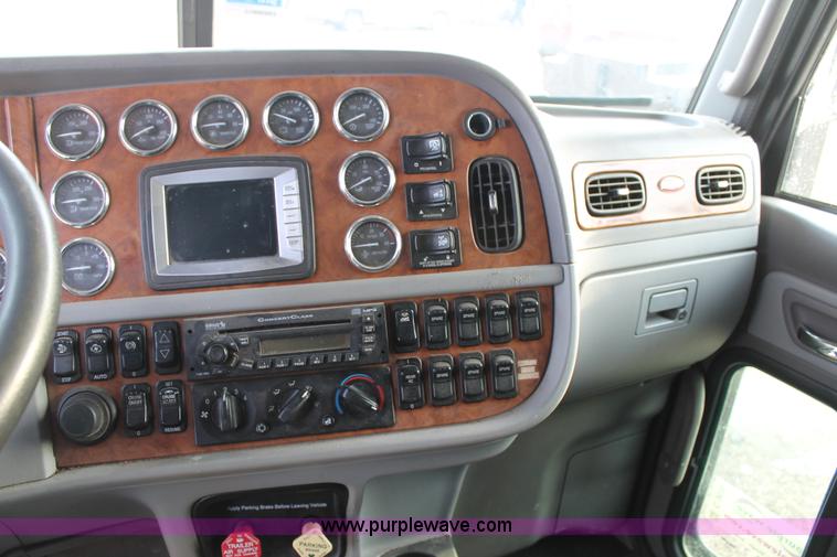 image for item C3639 2009 Peterbilt 386 semi truck