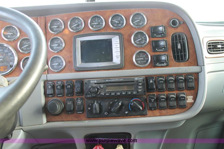 image for item C3639 2009 Peterbilt 386 semi truck