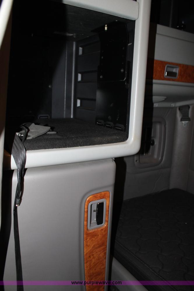 image for item C3639 2009 Peterbilt 386 semi truck