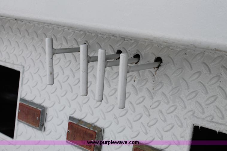 image for item C3642 2000 Ford F650 service truck