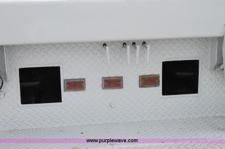 image for item C3642 2000 Ford F650 service truck