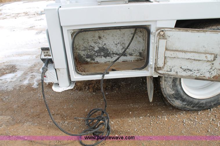 image for item C3642 2000 Ford F650 service truck