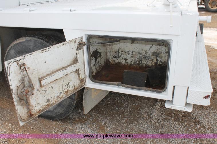 image for item C3642 2000 Ford F650 service truck