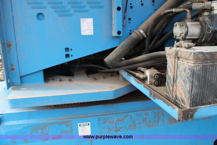 image for item C3643 2000 Genie S85 boom lift