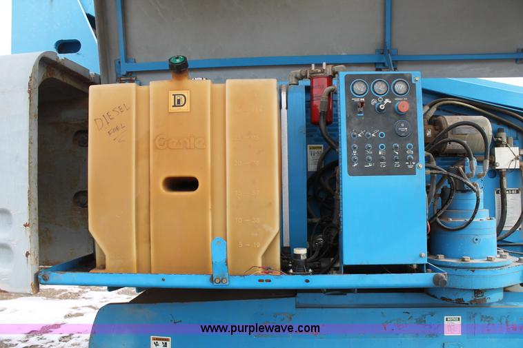 image for item C3643 2000 Genie S85 boom lift