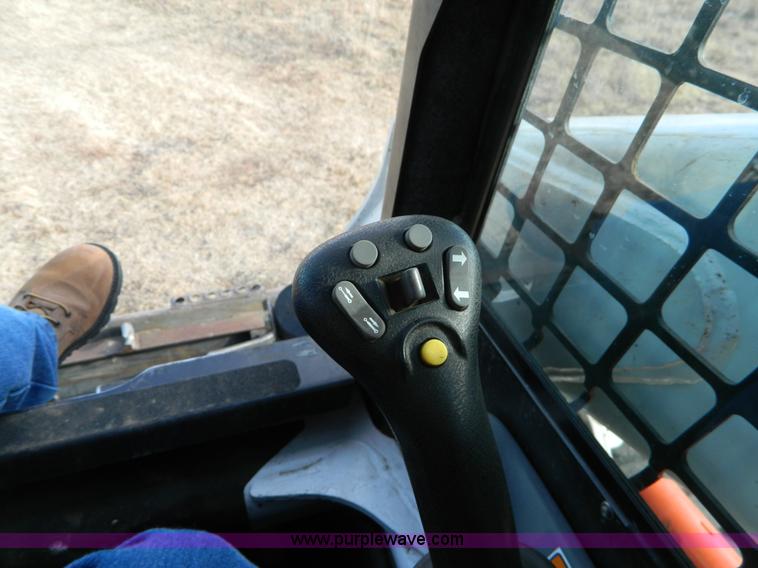 image for item D6081 2006 Bobcat S300 skid steer