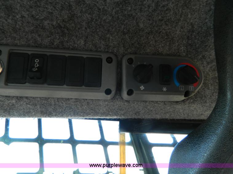 image for item D6081 2006 Bobcat S300 skid steer