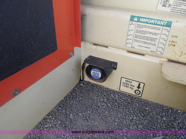 image for item E4639 2000 JLG 33RTS scissor lift
