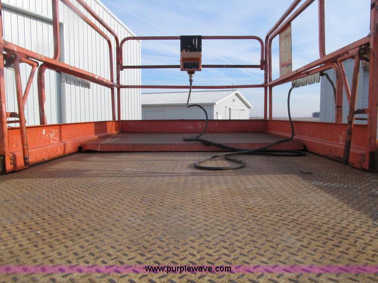 image for item E4639 2000 JLG 33RTS scissor lift