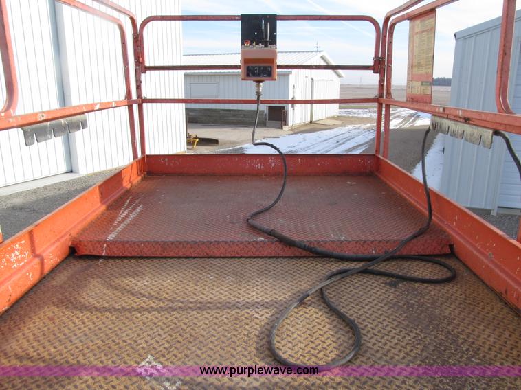 image for item E4639 2000 JLG 33RTS scissor lift