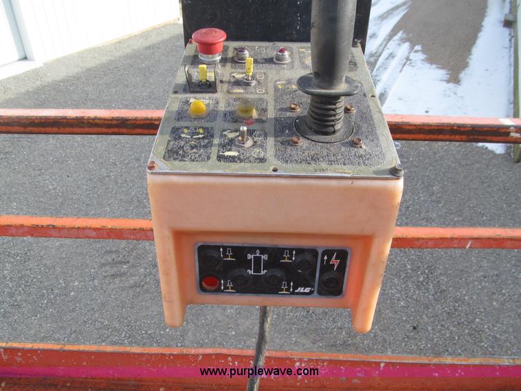 image for item E4639 2000 JLG 33RTS scissor lift